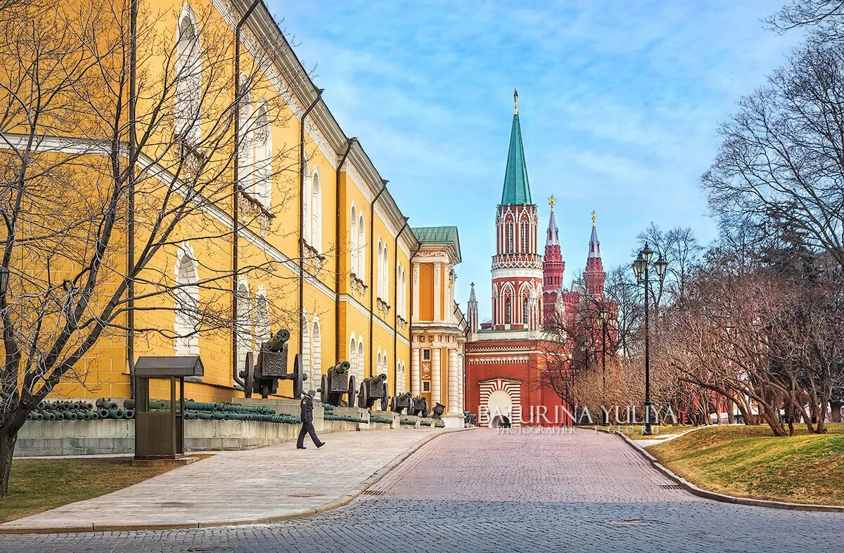 Арсенал московского кремля московский кремль. Арсенал Московского Кремля. Арсенал Цейхгауз Московского Кремля. Арсенал Московского Кремля Чоглоков. Никольская башня Московского Кремля и Арсенал, Москва.