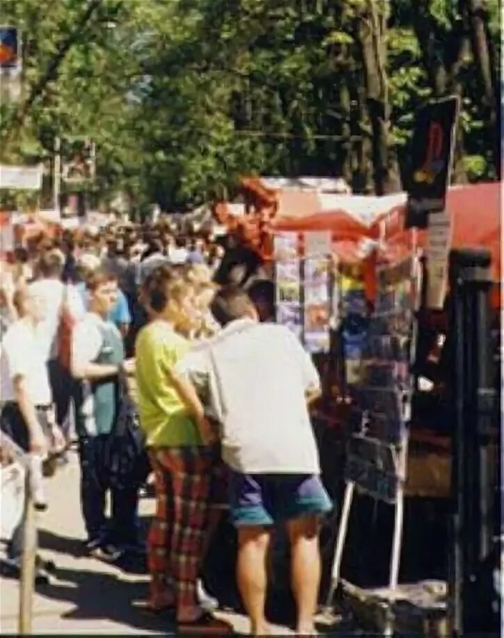 Горбушка рынок 90-е. Горбушка рынок кассет 1990-е. Горбушка рынок в Москве в 90х. Горбушка 2000-е. Старая горбушка