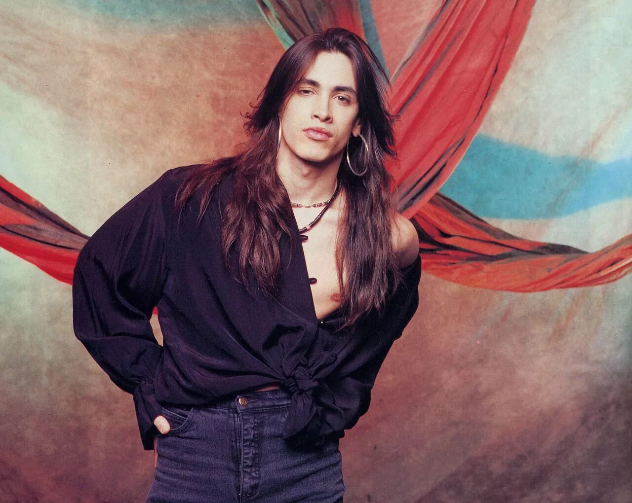 Длинноволосый джером мэтью. Животные группа длинноволосых. Джордж пла модель. Парни металлисты с длинными волосами. Хиппи прически мужские.