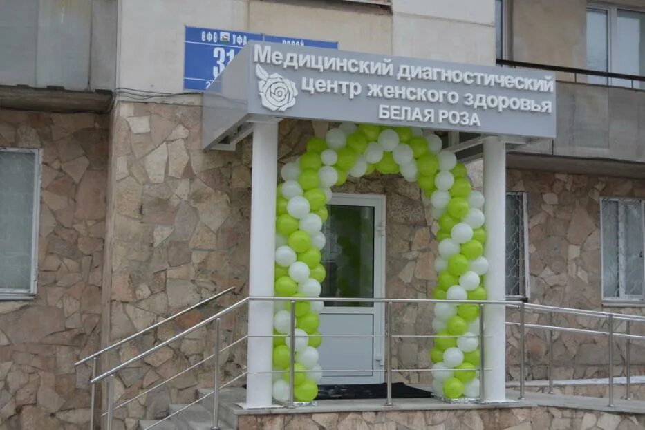 Белые розы женское здоровье. Девушка с цветами. Белые розы женское здоровье. Белые розы женское здоровье. Белые розы женское здоровье.