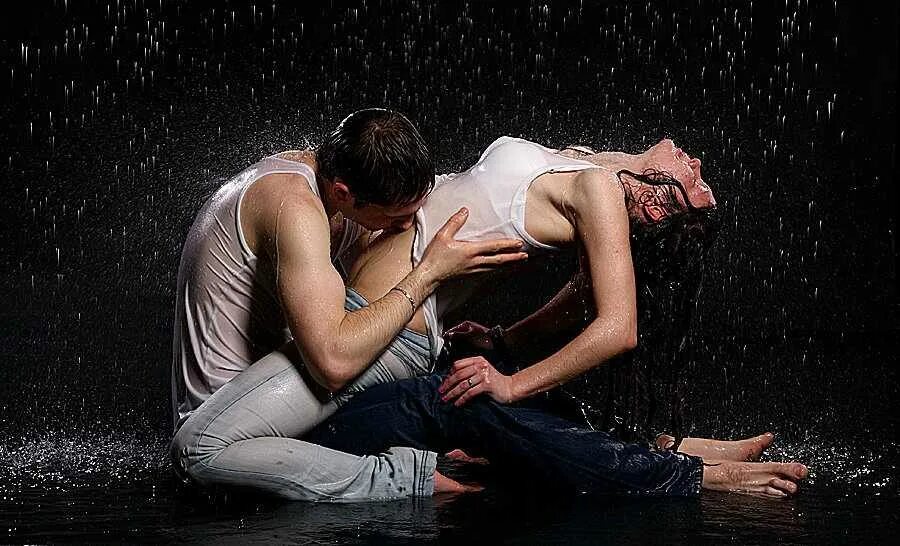 Заглядывает под кровать. Девушка в красном. Под скает. Человек под столом. Ножки под столом.