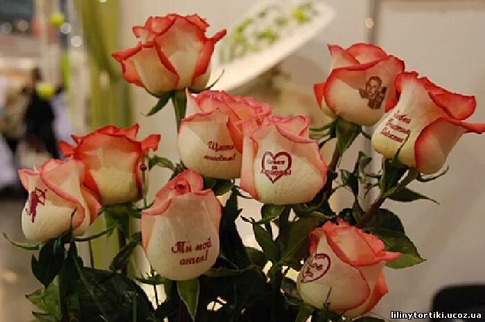 Розы с надписью. Надпись на букете цветов. Надпись на букете цветов. Надпись на букете цветов. Красивые букеты из цветов с надписью.