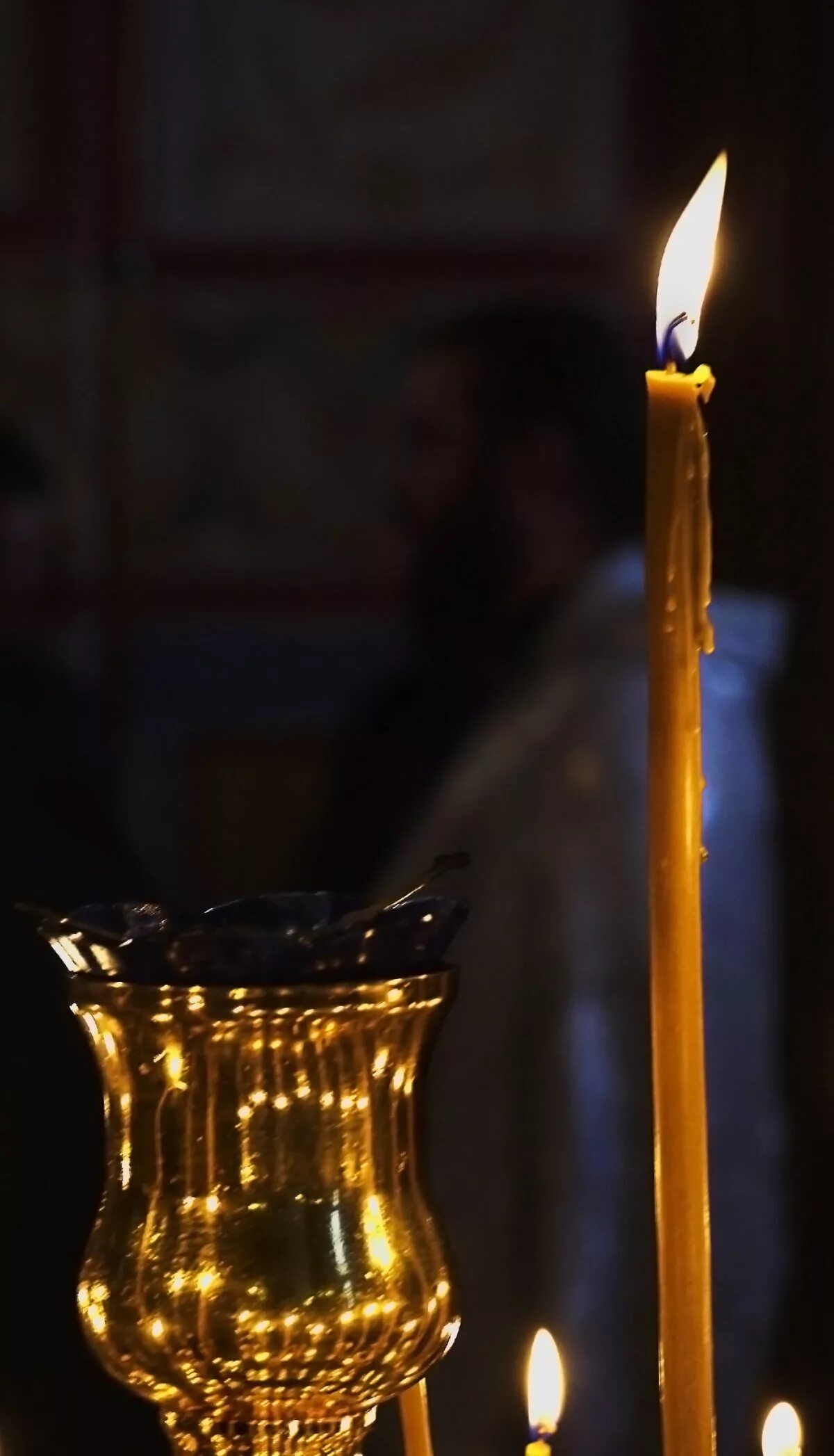 свечка церковная. свеча в храме тонкая. глоящие свечи в церкви. свечка церковная горит. свечи в церкви.