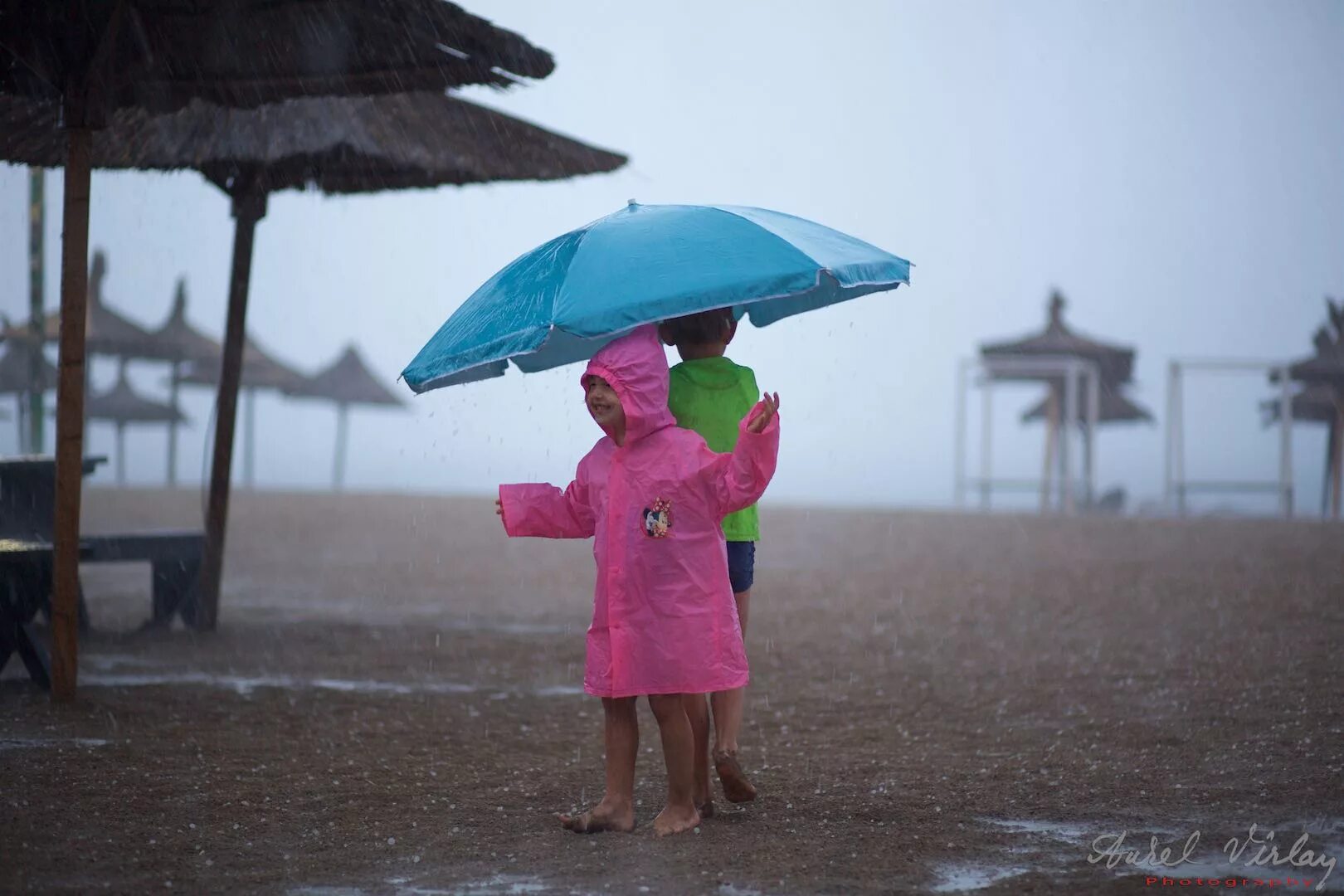 Rainy beach. фото 3 февраля приметы дождь. цветной дождь праздник сцена. Rain holiday. нью-дели дождь.