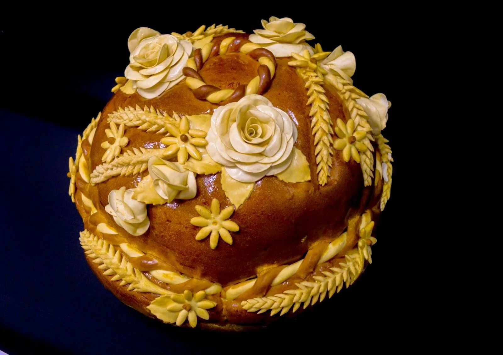 каравай с колосьями. каравай со свадебными колосьями. свадебный каравай. каравай св свадебный каравай. крымхлеб свадебный каравай.