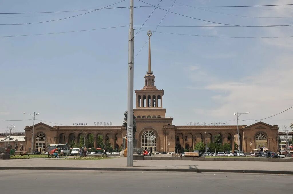Станция ереван. Железнодорожный вокзал Ереван. ЖД вокзал Ереван. Ереван вокзал Ереван ЖД. Каяран вокзал Ереван.