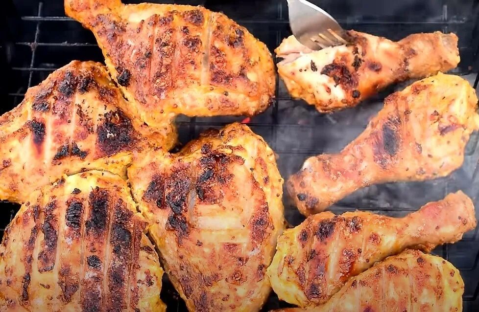 Сколько жарится шашлык из курицы. Шашлык из куриных окорочков. маринад для курицы шашлык. шашлык из курицы маринад самый вкусный. шашлык куриный в маринаде.
