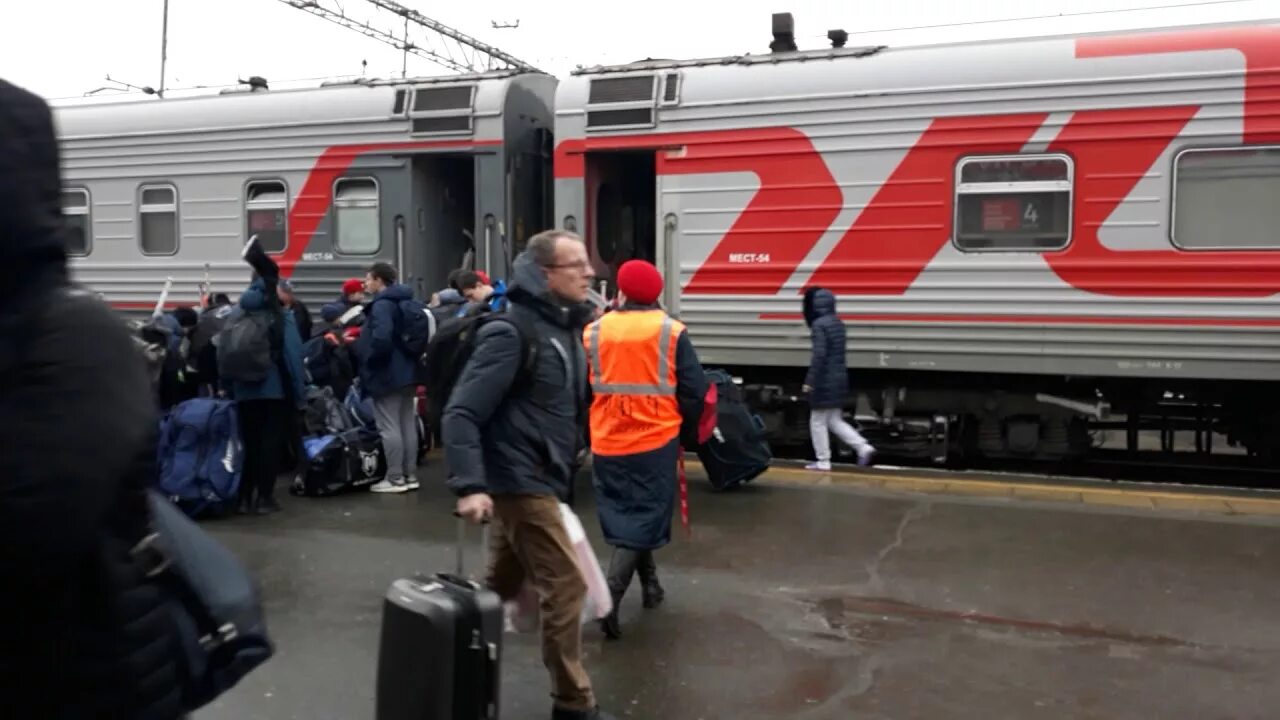 Приезд поезда москва. Казанский вокзал поезда дальнего следования. Казанский вокзал поезда дальнего. Казанский вокзал пассажирские поезда. Казанский вокзал Прибытие поездов.