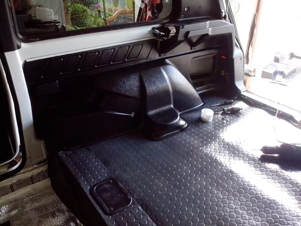 Обшивка дверной ручки и обшивки низа сидения. - Chevrolet Niva, 1,7 л, 2011 года