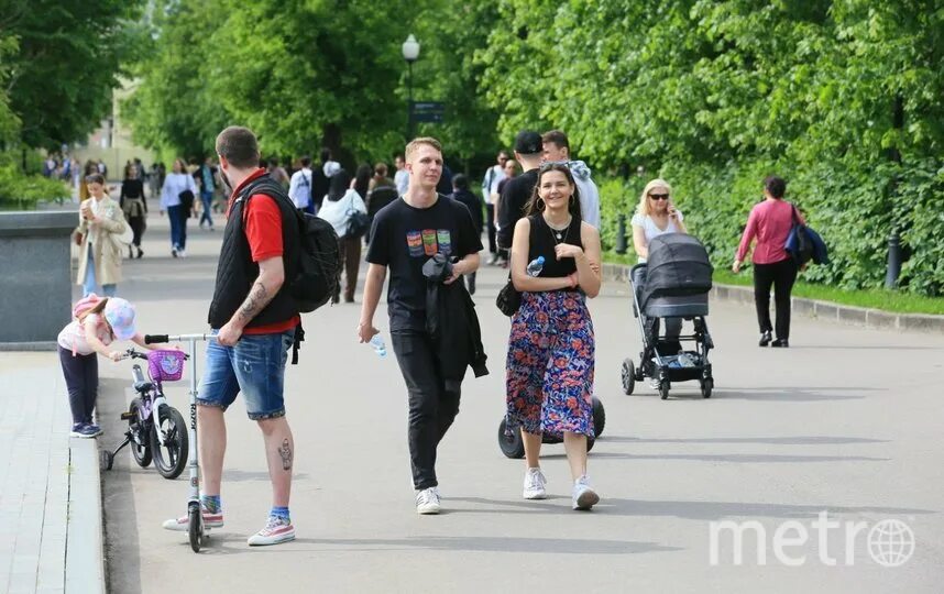 Парк горького прогулка. Люди гуляют в парке Горького. Москва люди гуляют. Прогулка в парке Горького.