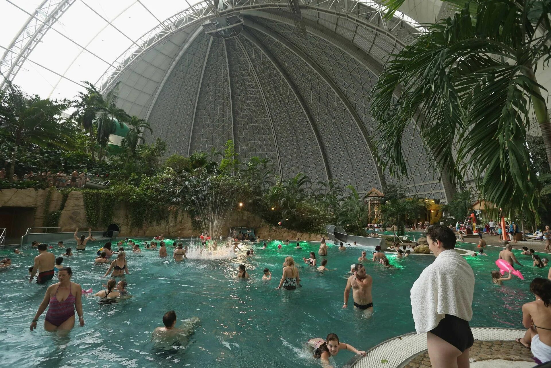 Аквапарк в Японии Океанский купол. Seagaia Ocean Dome аквапарк. Tropical Islands аквапарк. Тропикана Германия аквапарк.