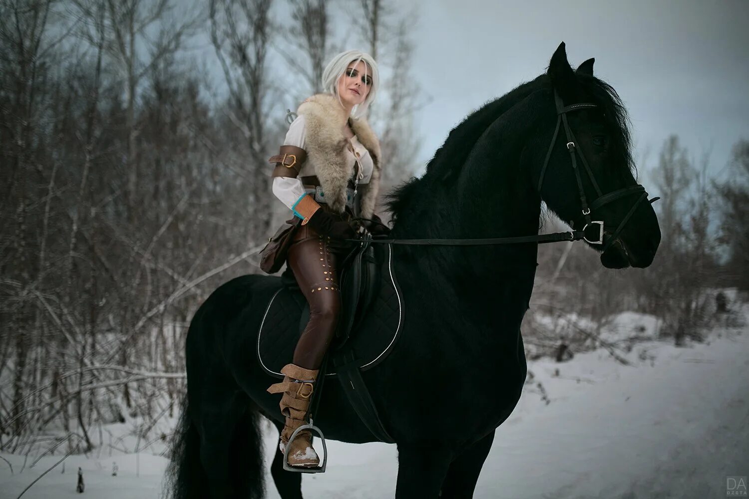 Ведьмак косплей плотва. Девушка верхом на лошади. Фотосессия с лошадьми. Блондинка верхом на лошади.