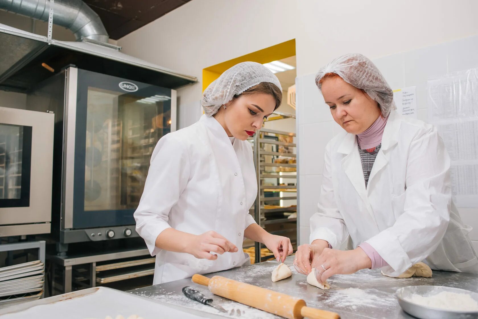 лакомка логотип графика. реклама поиска сотрудников в пекарню. пекарь. пекарь томск вакансии свежие. домашняя пекарня логотип.