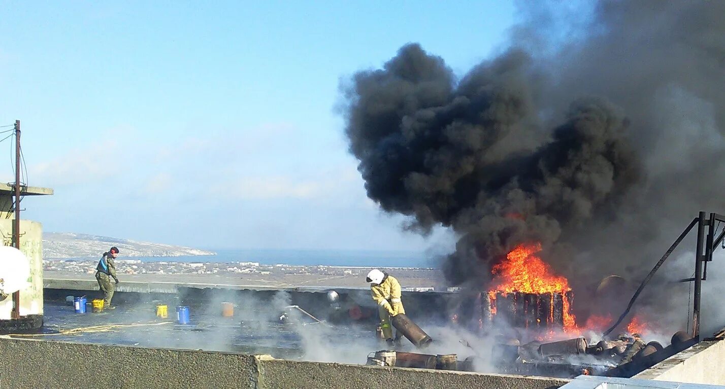 Взрывы в крыму сегодня сейчас. Взрыв Крымского моста. Взрыв моста в Крыму. Взрыв наикрымском мосту. Взорвали мост в Крыму.