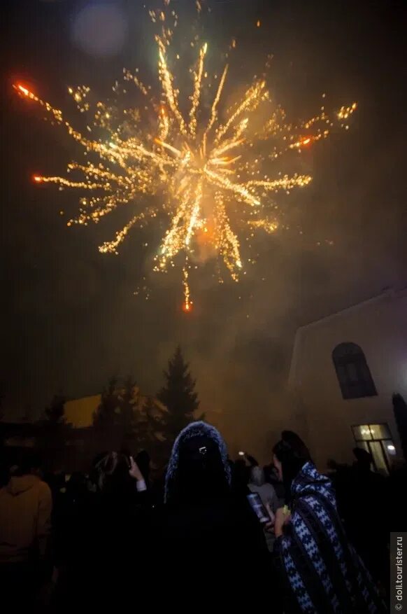 Новый год семья. Новогодний город. Новый год в ресторане. Новогоднее застолье. Новогодний корпоратив 2023.