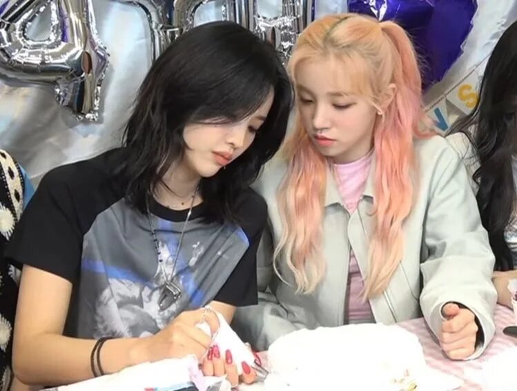 Фанфик соен и юци. Фанфик соен и юци. Soyeon and yuqi. Юци и соен пейринг. G idle участницы 2022.