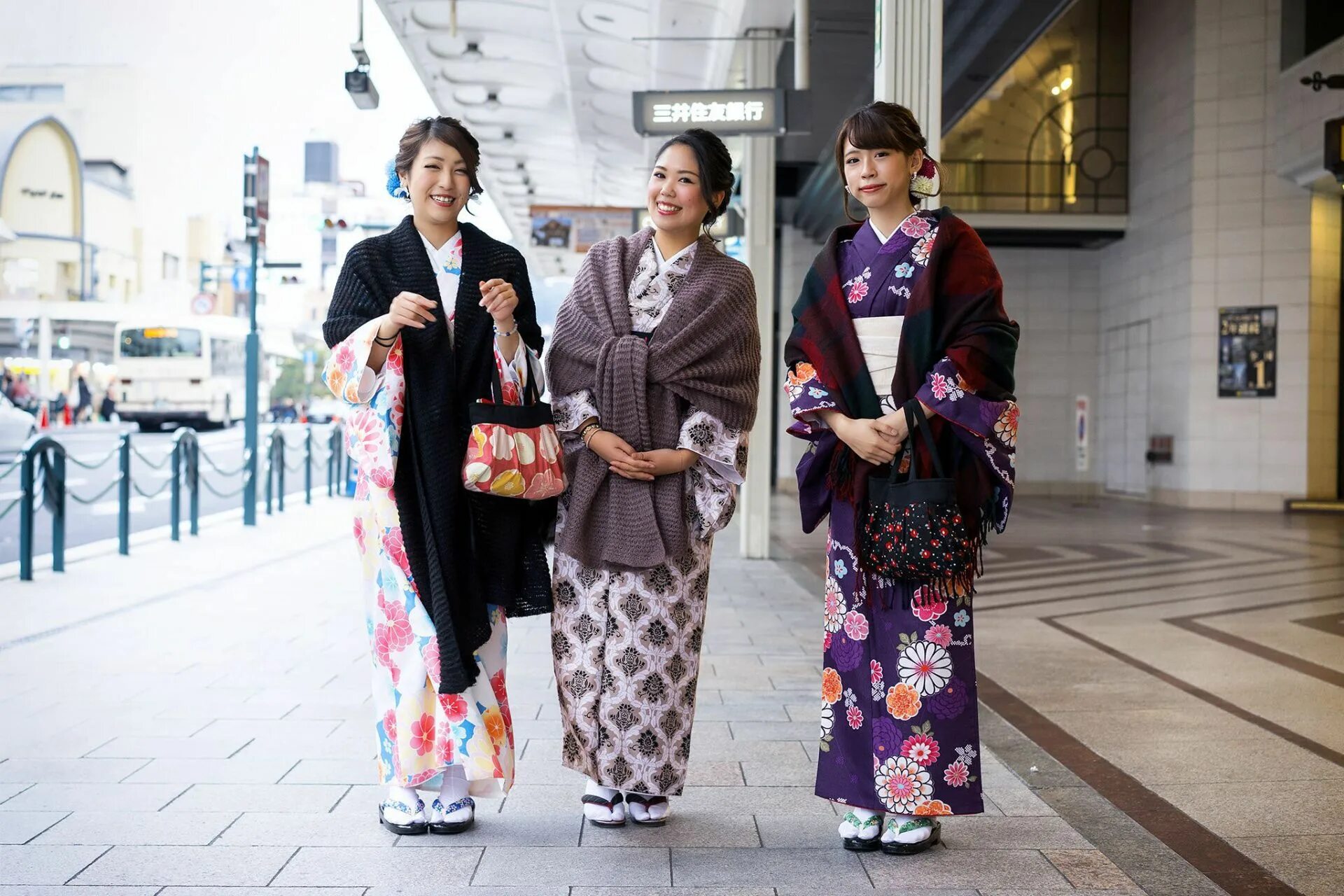 Японские традиционные украшения для волос. Обращение к японцу по имени. Суффиксы обращения в японском языке. Формы обращения в японии. Суффиксы в японском языке.