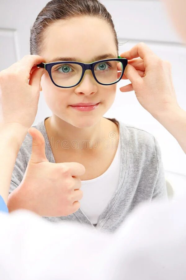 Девушка в очках для зрения доктор. Дети с плохим зрением. Девушка с плохим зрением. Маленькие девочки с плохим зрением.