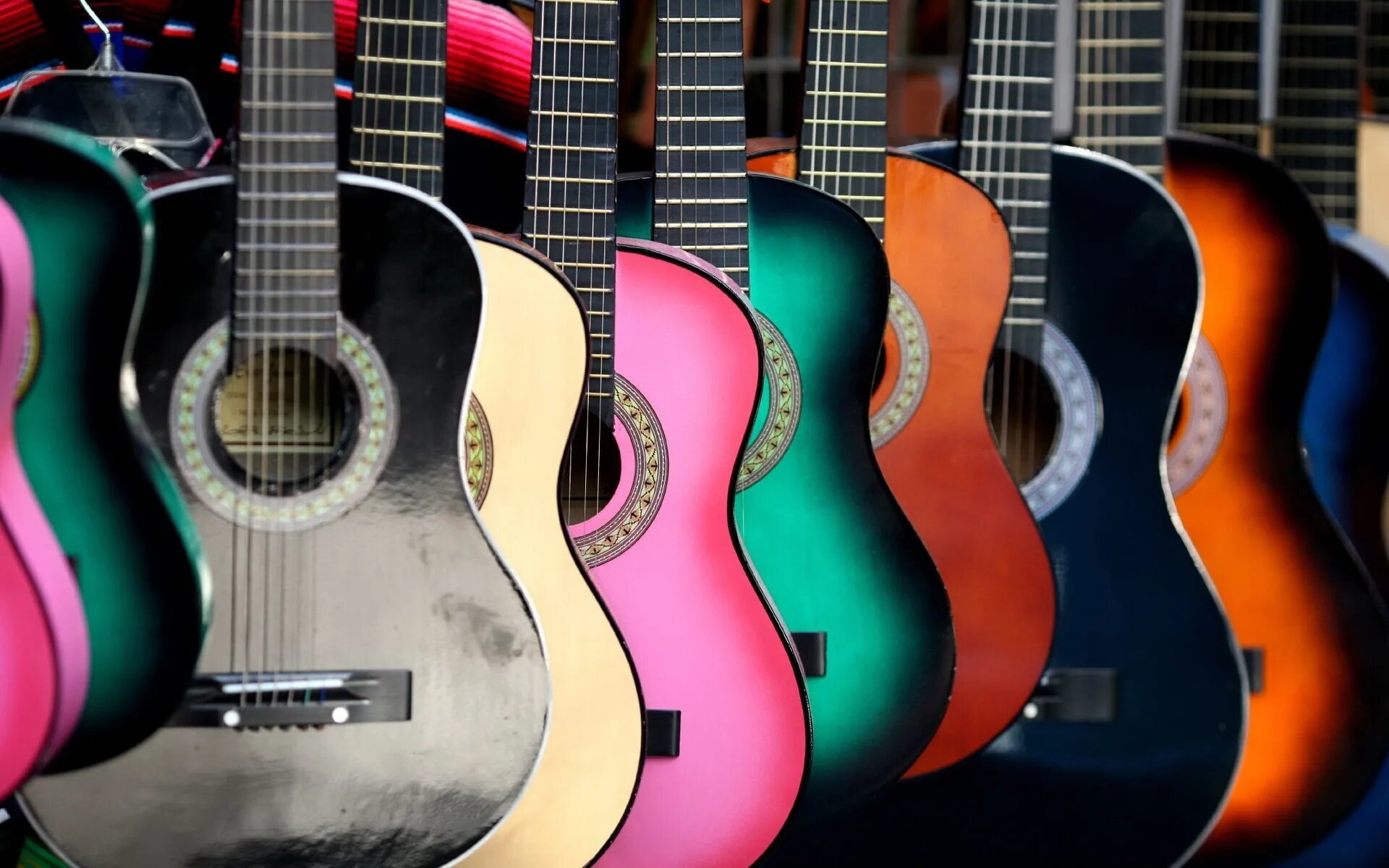 Gitar. Гитара. Разноцветная гитара. Красивая акустическая гитара. Нитара.