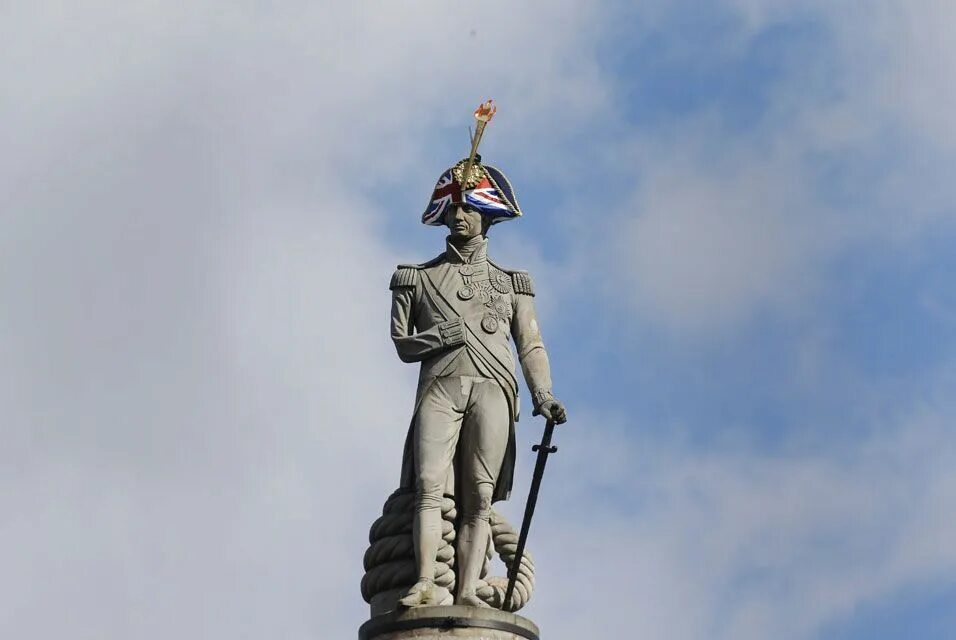 Имя адмирала нельсона 7 букв. Статуя лорда Нельсона. Адмирал Нельсон. Памятник адмиралу Нельсону в Лондоне. Статуя Наполеона в Лондоне.