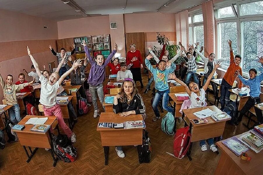 Школьник смеется. Погромче класс. Ученики начальных классов. Школьники бесятся. Дети на перемене в школе.