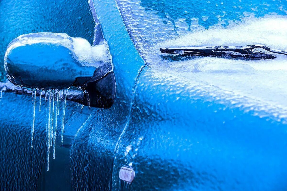 Cold car. Замерзшая машина. Машина во льду. Лед на стекле автомобиля. Обледеневшая машина.