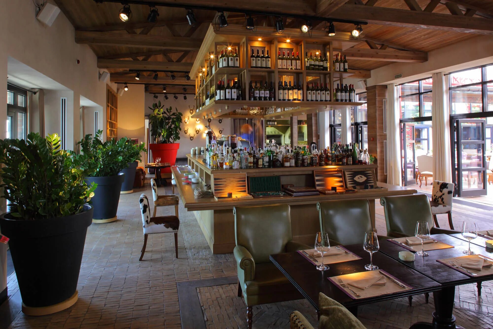 Загородный ресторан. Лучший загородный ресторан. Сохо кантри клаб веранда. Охта парк кафе. Ресторан ветерок в москве.