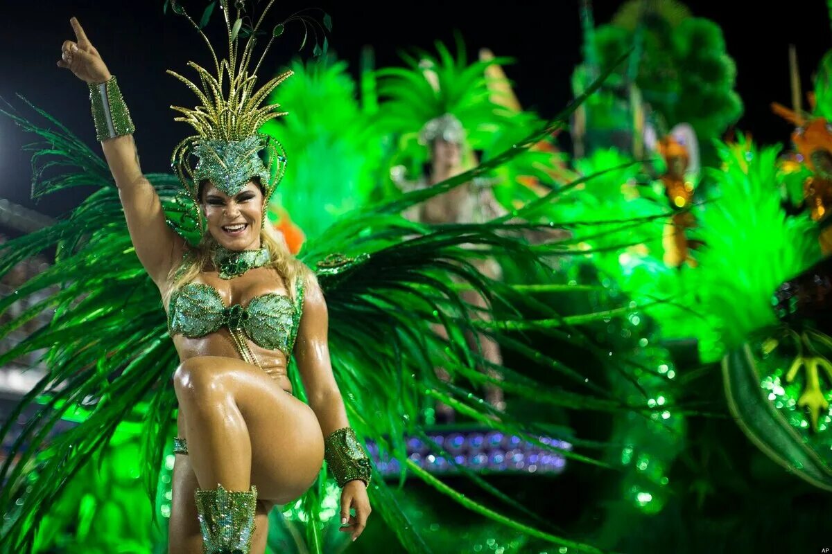 Андреа мартинс бразилия. Карнавал в рио-де-жанейро бразилия. Карнавал в бразилии. Рио де жанейро карнавал женщины. Карнавал рио в бразилии.
