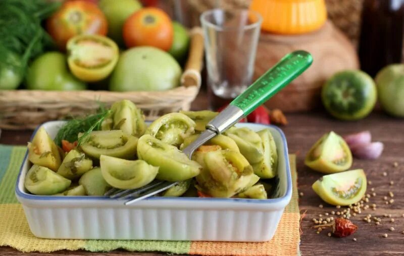 Вкусные блюда из зеленых помидор. Салат с маринованными помидорами зелеными. Помидоры зеленые, маринованные салат. Зелёные помидоры по-корейски. Вкусные блюда из зеленых помидор.