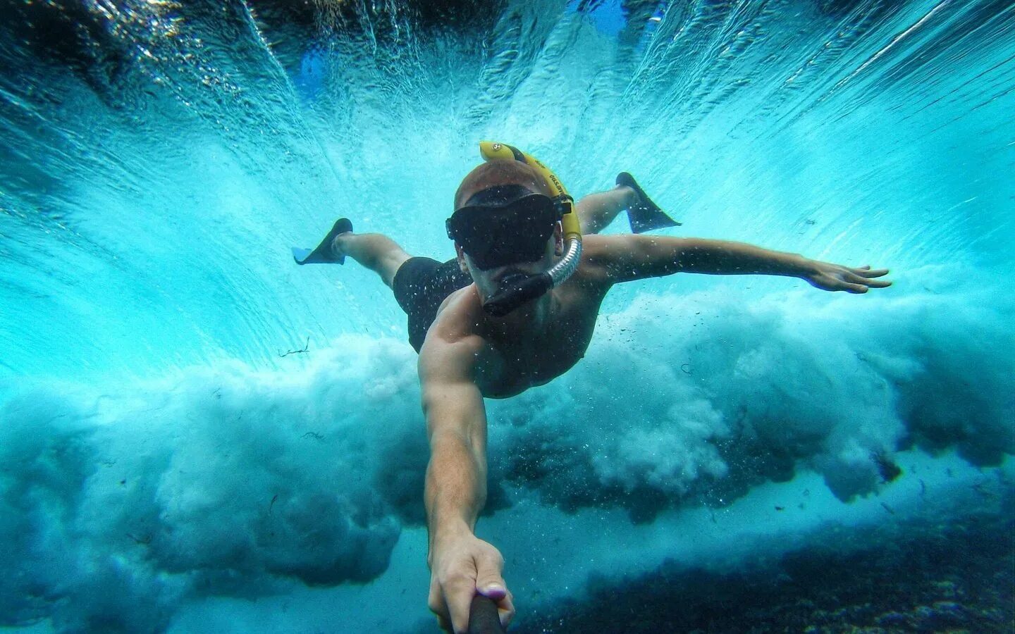 Как называется человек который плавает. Фотосессия под водой. ныряет в воду. человек ныряет. под водой красиво.