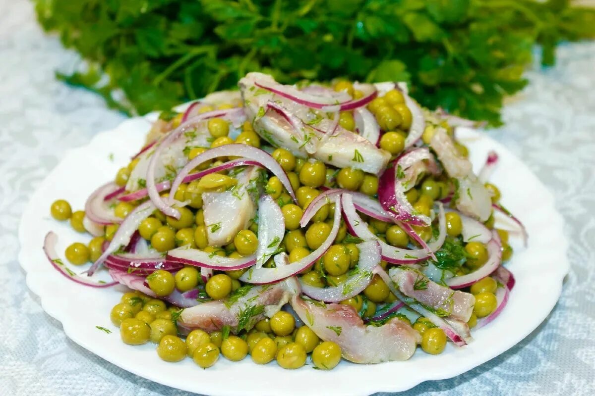 салат с горошком с маслом. салат с горошком с маслом. салат с горошком с маслом. салат горошек с луком. салат из зеленого горошк.