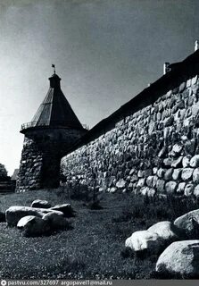 Белая башня монастыря