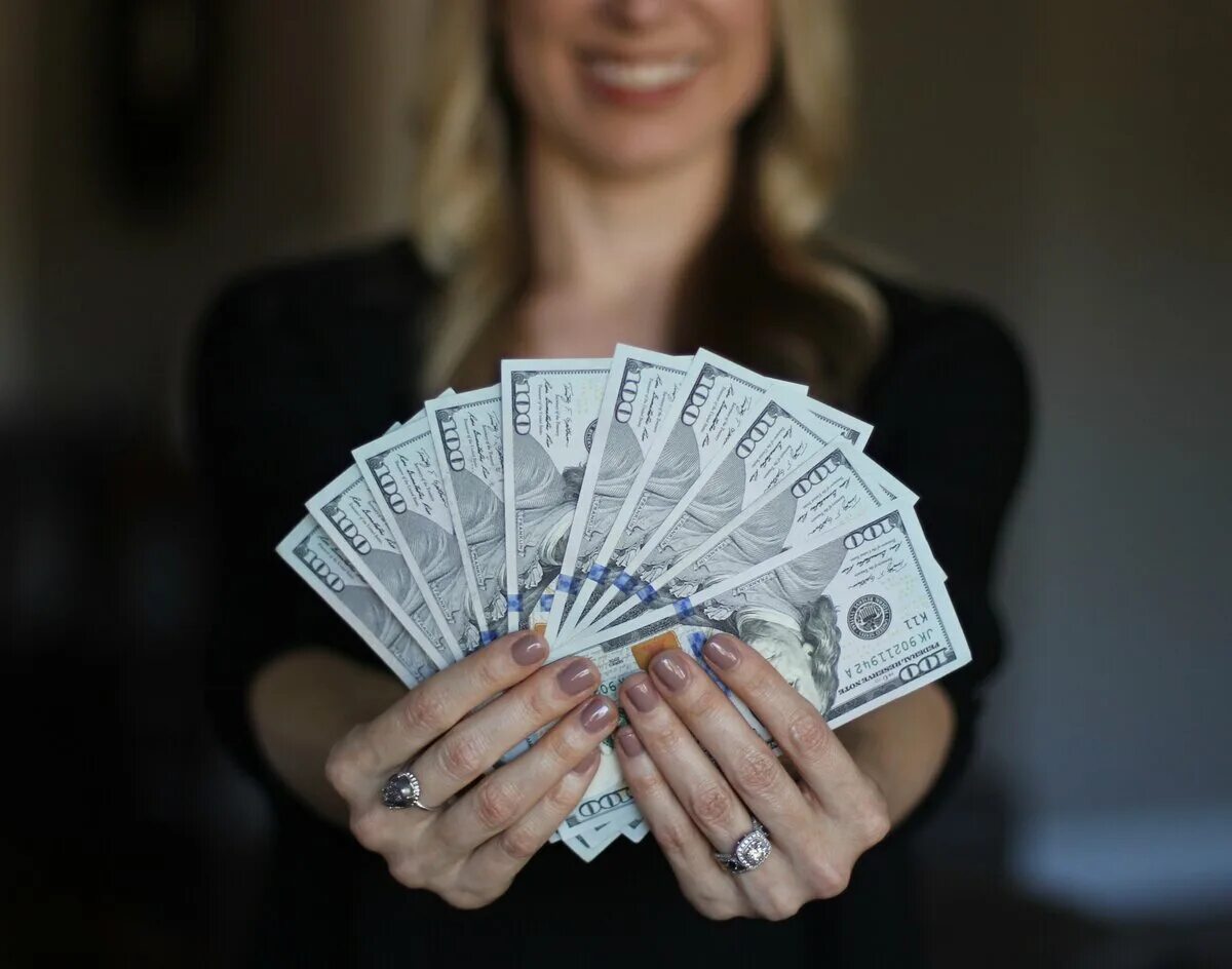 Девушка с деньгами. Доллары в руках девушки. Деньги в руках. Красивая девушка с долларами.