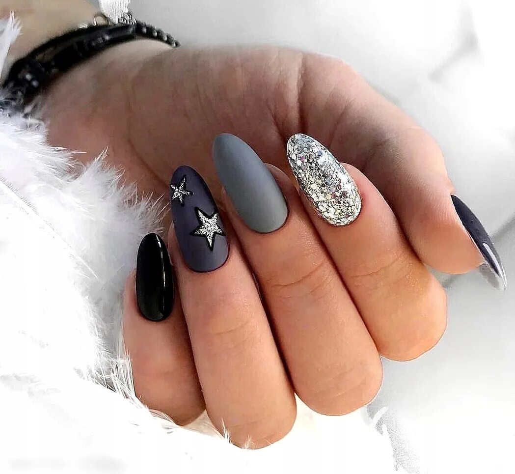 Новогодние миндальные ногти. Новогодний маникюр на миндалевидные ногти 2022. Новогодний маникюр 2022 миндаль. Новогодние ногти миндаль. Зимний френч на ногтях.