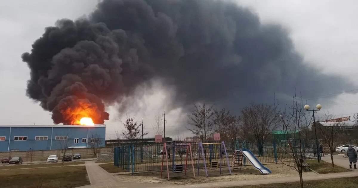 Белгороде загорелась нефтебаза. Обстреляна нефтебаза. Нефтебаза белгород константина заслонова. Белгород нефтебаза удар. Атака на нефтебазу в белгороде.