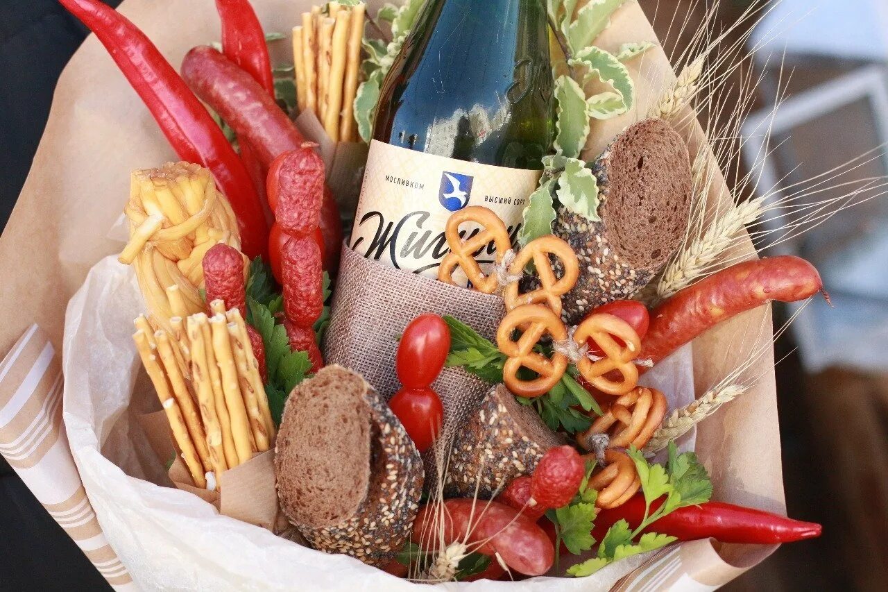 Колбасный букет своими руками. Оригинальные мужские букеты. Мужской букет из колбасы и сыра. Букет из колбасы. Колбасный букет своими руками.