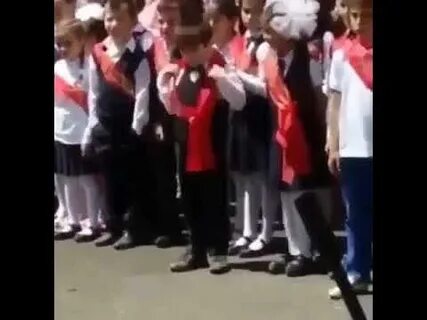 1 сентября мальчик танцует