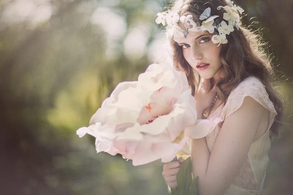 Розы русская красота. Красивая счастливая женщина. Портрет весны. Красота ищу. Девушка в лавандовом поле.