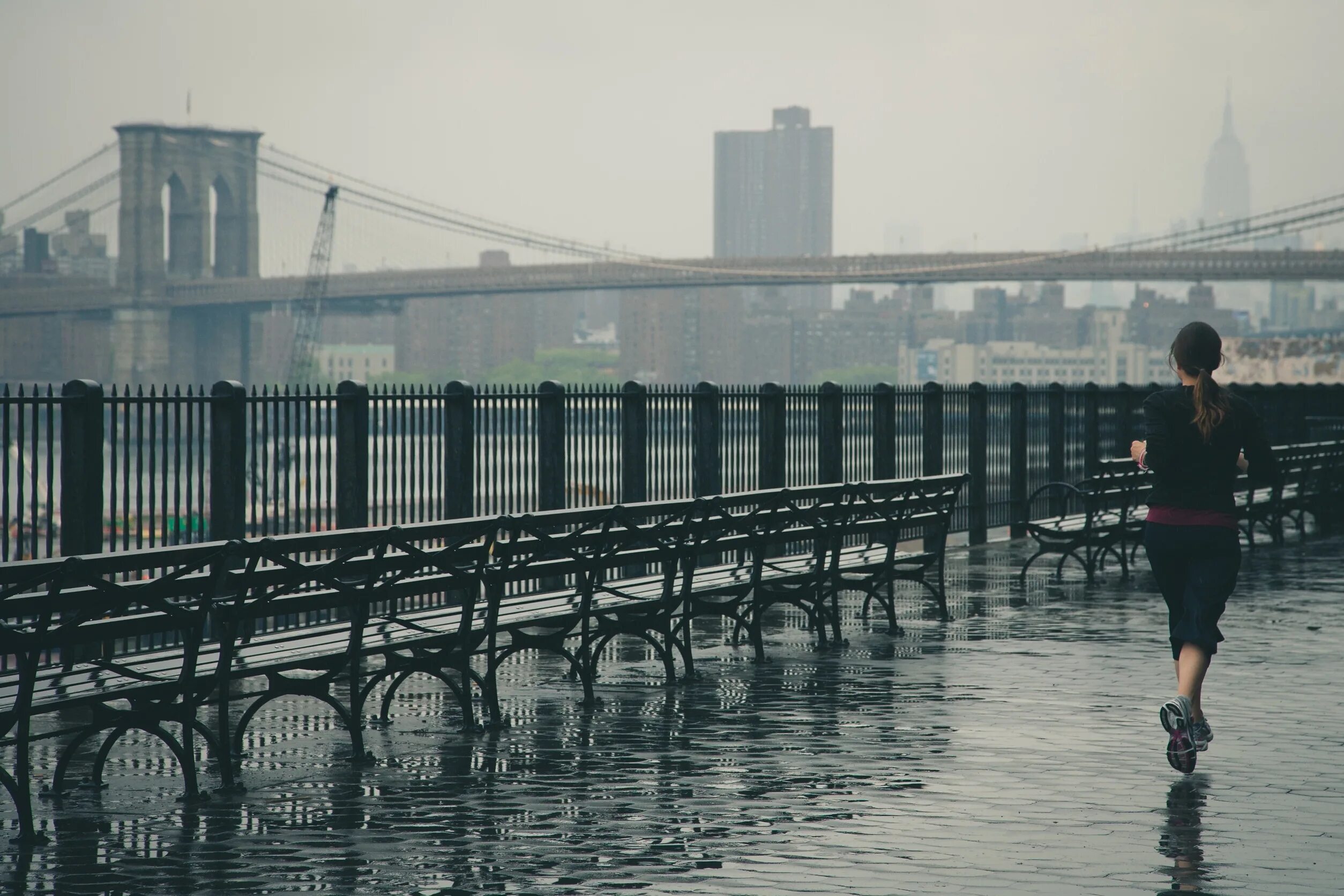 Мост. Девушка на мосту. Человек на мосту. Мост дождь.