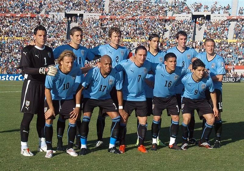 Сборная Уругвая 2008 футбол. Сборная Уругвая 1955. Сборная Уругвая по футболу 2002. Уругвай в 2010 году. Молодежная сборная уругвая по футболу