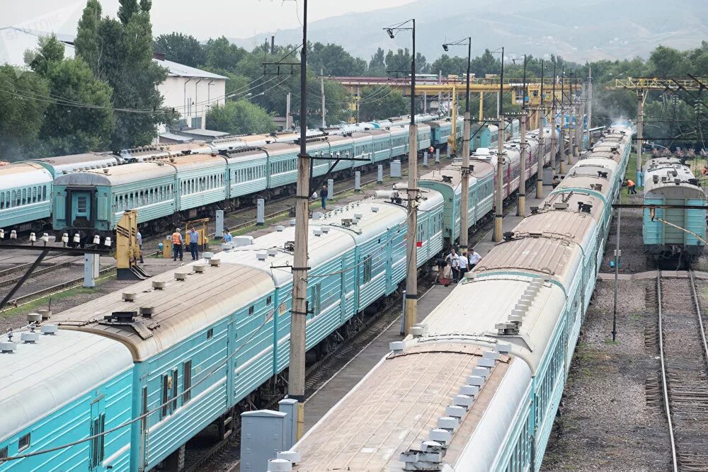 В казахстане стоят поезда. Станция зыряновск ктж. Пассажирский вагон тулпар тальго. Новые поезда казахстана. Железная дорога в степи.