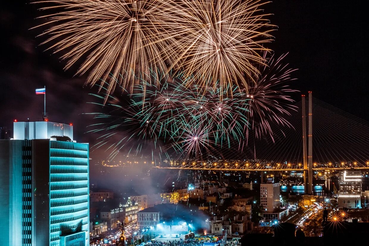 Салют приморский. Фейерверк владивосток. владивосток. день города владивосток. ночной владивосток мост с салютом.