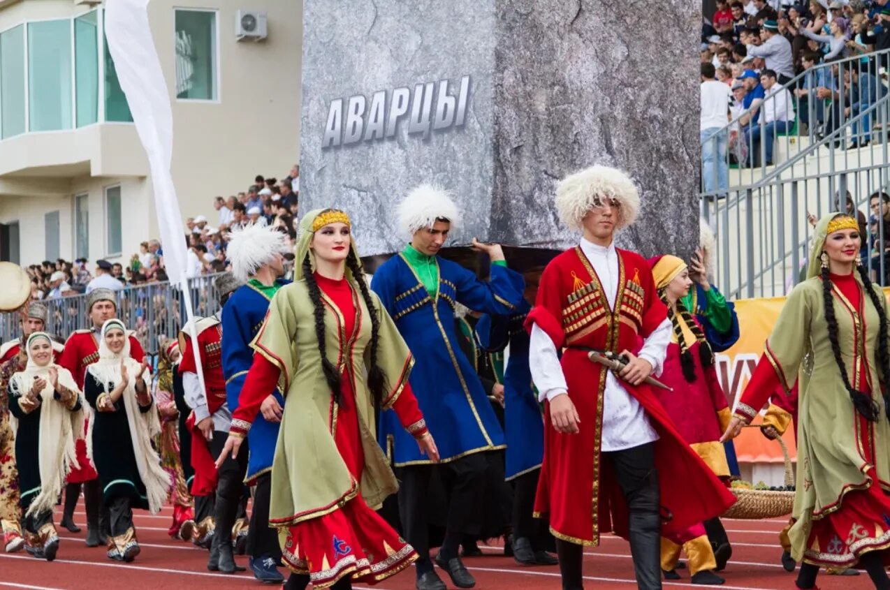 Лакцы и аварцы. Горянки аварцы дагестана. Дагестан национальные костюмы аварцев. Национальный костюм дагестана кумыки. Дагестанская национальная одежда аварцев.