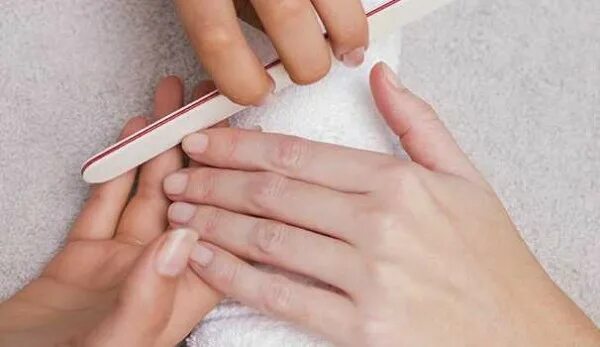 Ухоженные ногти без лака. Классический обрезной маникюр. Nail exfoliation. Обрезной маникюр без покрытия. Fragile nails.