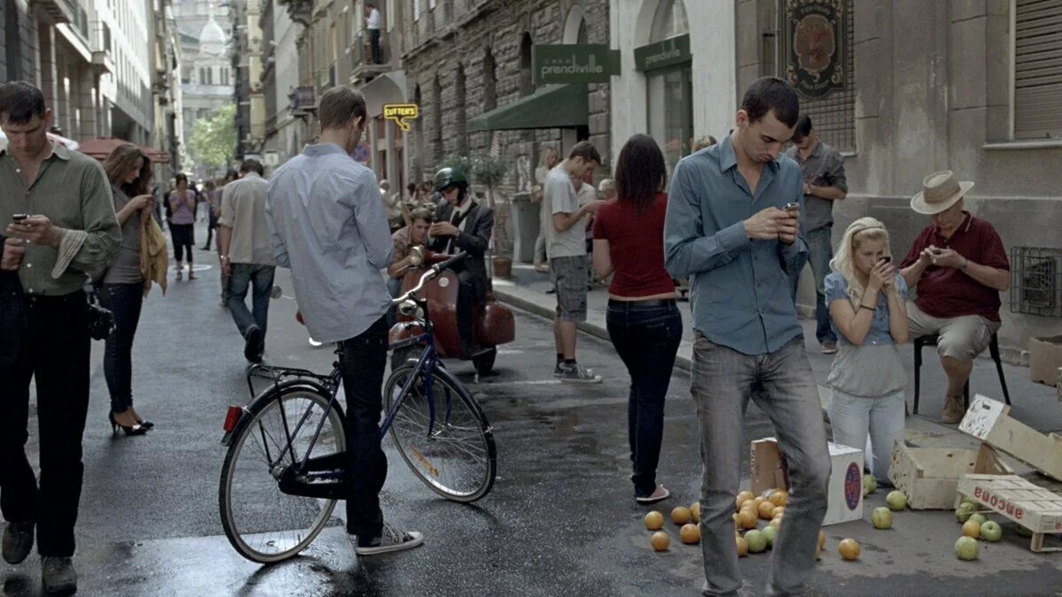 Люди на улице. Люди со смартфонами на улице. Люди с гаджетами на улице. Люди на улице города. Не замечают в группе