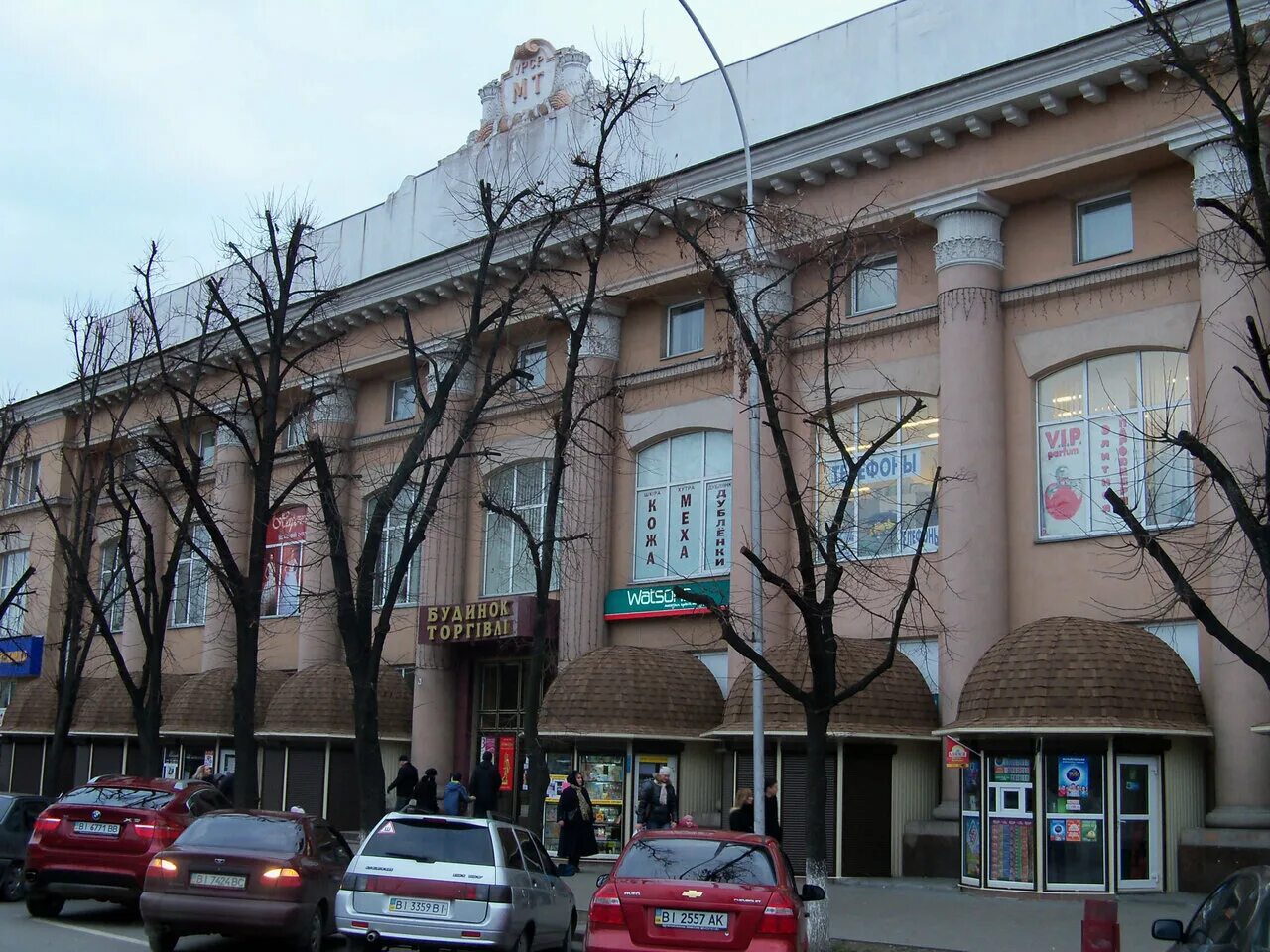 торговый центр фасад. ул. кунцево-плаза, ул. тц атриум королев. здание торгово развлекательного центра.