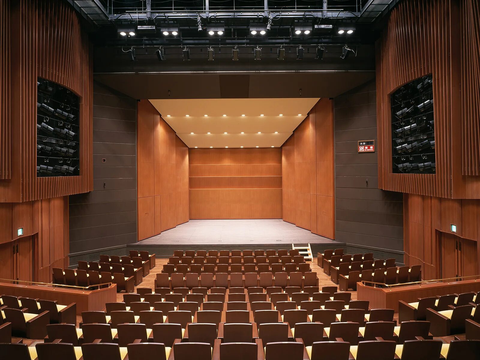 Staging small. Staging small. Small hall спб pak. Conference small hall. Маленькие кухни для студии.