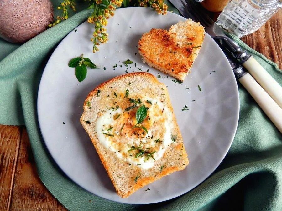 Яйцо зажаренное в хлебе. Яичница в хлебе. Яичница с хлебом на сковороде. Завтрак с яйцом и хлебом.