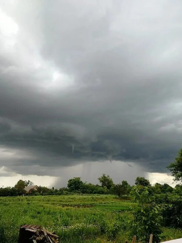 Тучи торнадо. Штат канзас природа торнадо. Облако воронка ливень. Бури смерчи торнадо ураганы. Самумы.