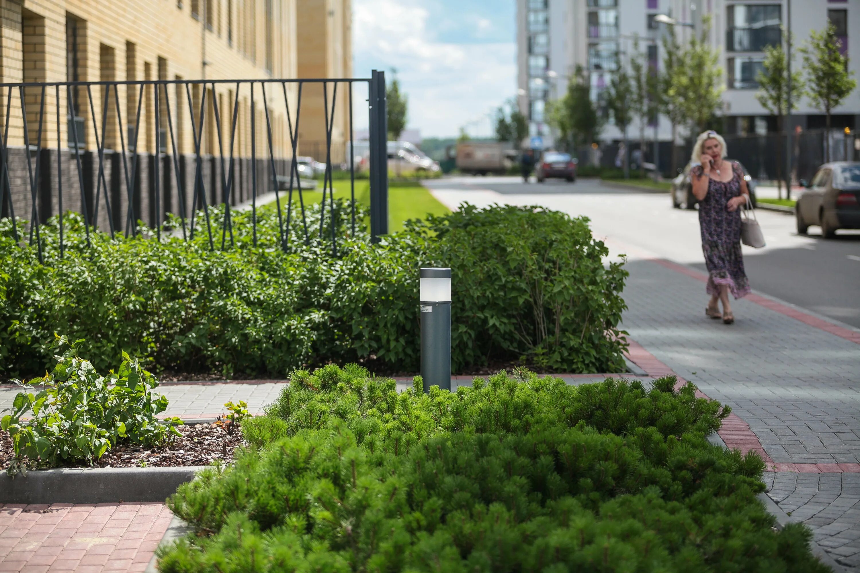 Брусника благоустройство. Во дворе брусника дзен. Арабелла леннокс ландшафтный архитектор. Розенберг л. Полузамкнутый двор.